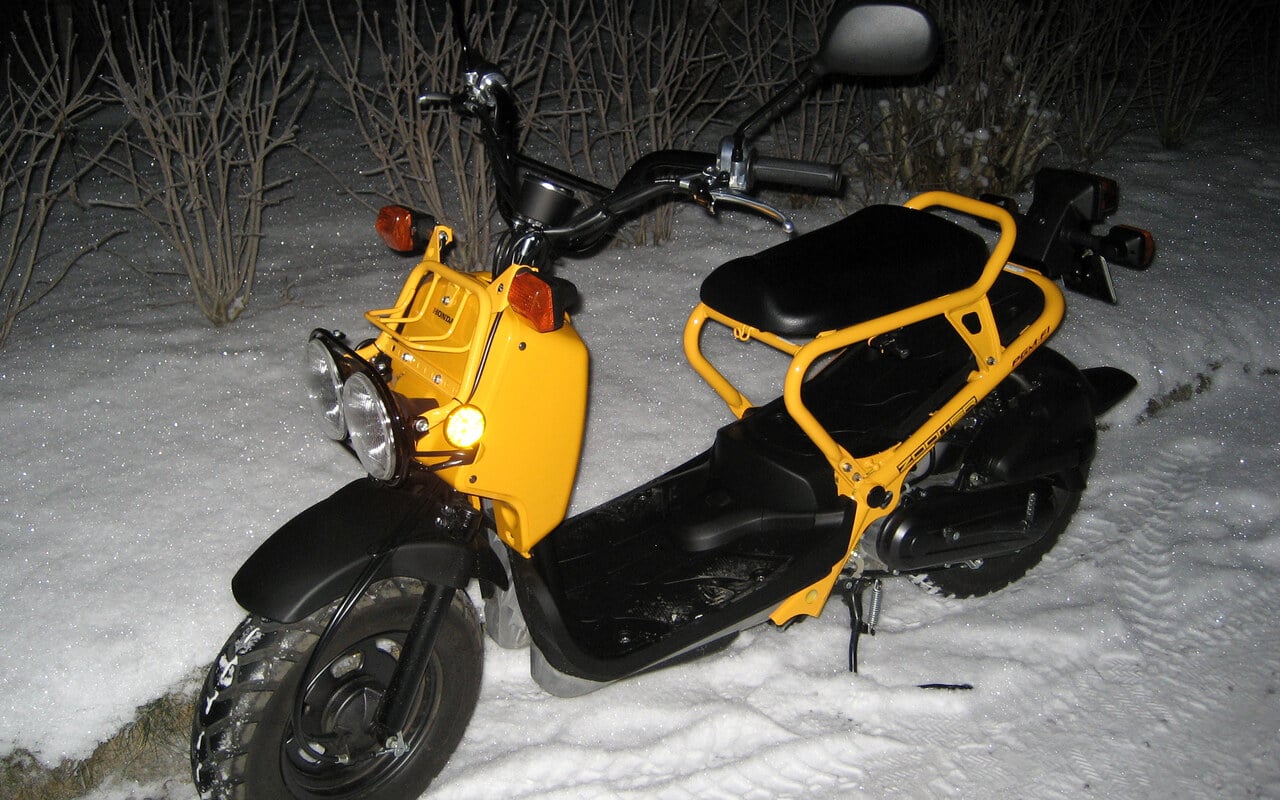 Cette loi impose les pneus hiver aux voitures et laisse les deux-roues décider