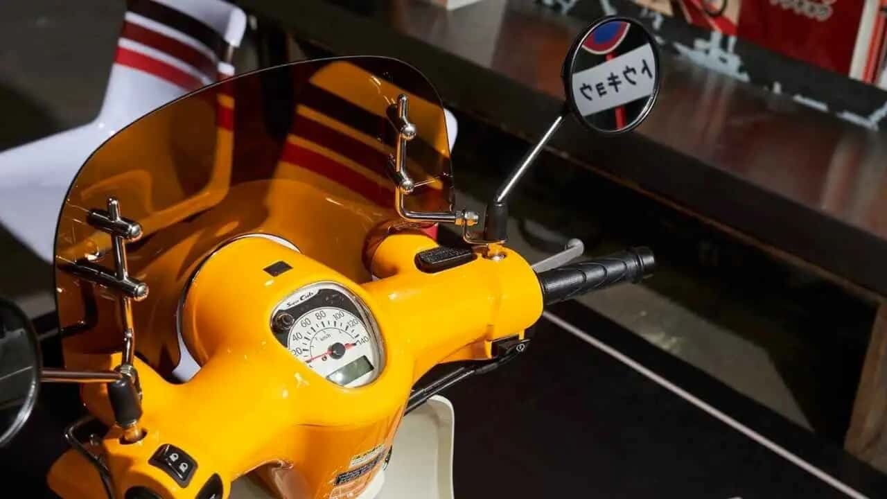 Guidon et compteur rond de la Honda Super Cub Tokyo 80s Limited Edition, carrosserie jaune et bulle teintée