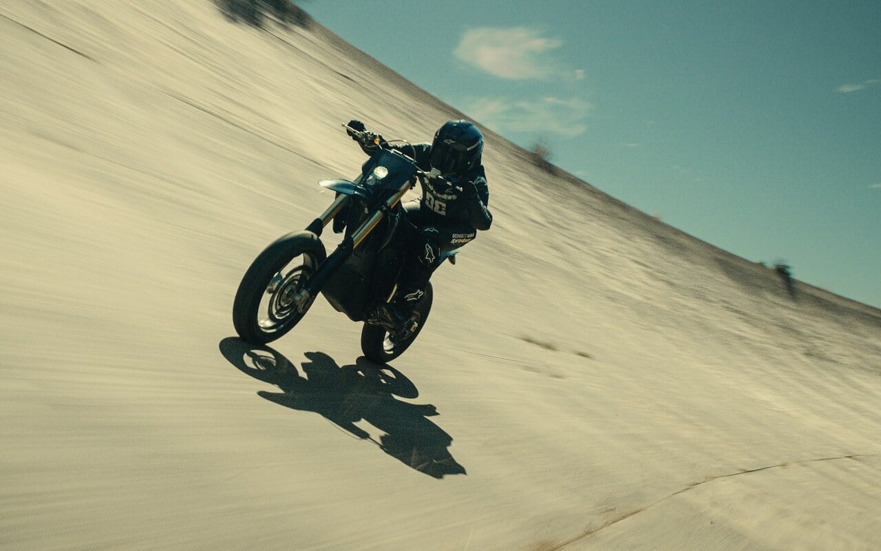 Une moto électrique de série a battu le temps de Carlos Sainz sur ce circuit
